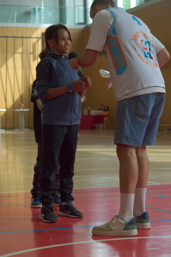Enfant au micro sur le terrain